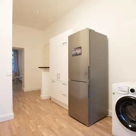 Raj Living - 1 Or 3 - 20 Min Messe Dus And Old Town Dus Apartment *