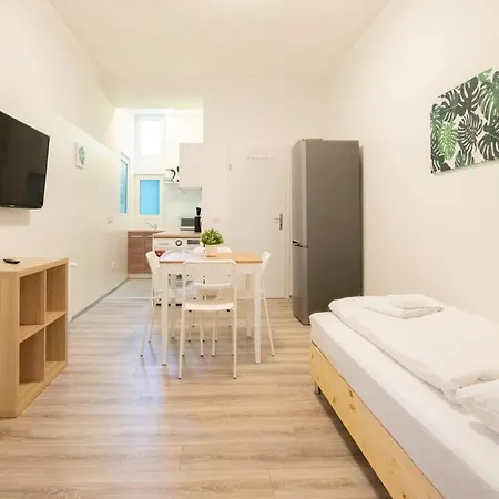 Raj Living - 1 Or 3 - 20 Min Messe Dus And Old Town Dus Apartment