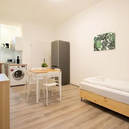 Raj Living - 1 Or 3 - 20 Min Messe Dus And Old Town Dus Apartment *
