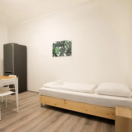 Raj Living - 1 Or 3 - 20 Min Messe Dus And Old Town Dus Apartment