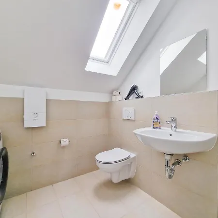 Raj Living - 1 Or 3 - 20 Min Messe Dus And Old Town Dus Apartment *