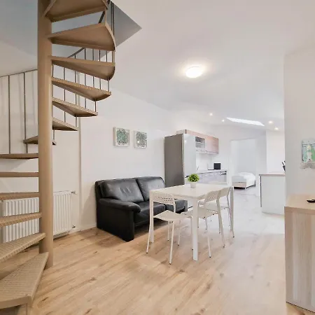 Apartmán Tolstov - 1 Or 3 - 20 Min Messe Dus And Old Town Dus