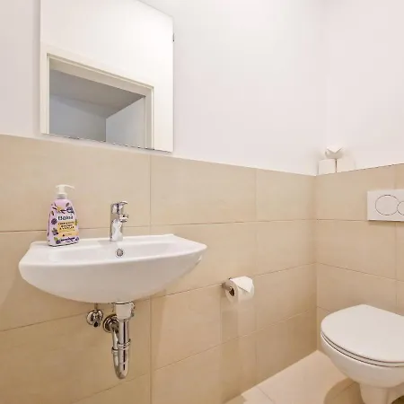 Apartmán Tolstov - 1 Or 3 - 20 Min Messe Dus And Old Town Dus