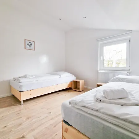 Tolstov - 1 Or 3 - 20 Min Messe Dus And Old Town Dus Apartamento