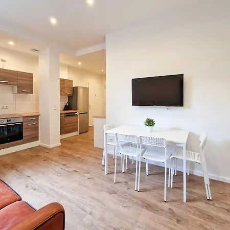 Apartment Tolstov - 1 Or 3 - 20 Min Messe Dus And Old Town Dus *