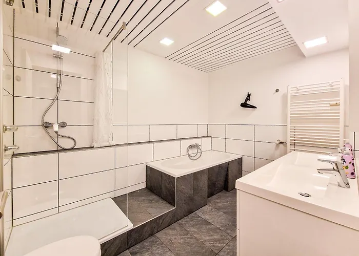 Tolstov - 1 Or 3 - 20 Min Messe Dus And Old Town Dus